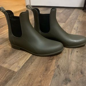 GREEN RAINBOOTS